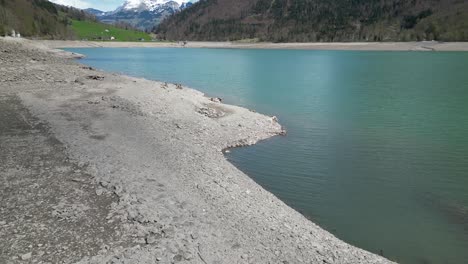 circle view of shoreline of an alpine lake