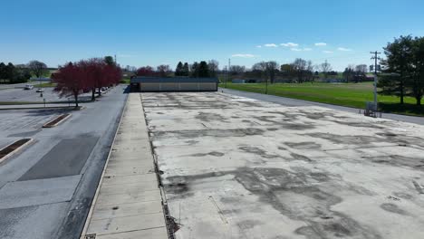 cimientos abandonados con edificios demolidos