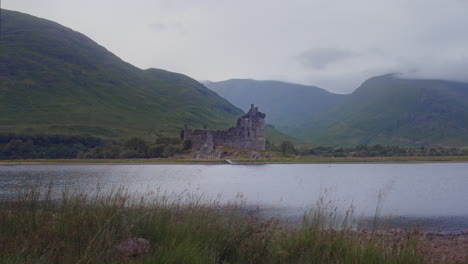 Paisaje-Tranquilo-Con-El-Castillo-De-Kilchurn-En-Loch-Awe-En-Escocia---Plano-Amplio-Y-Estático