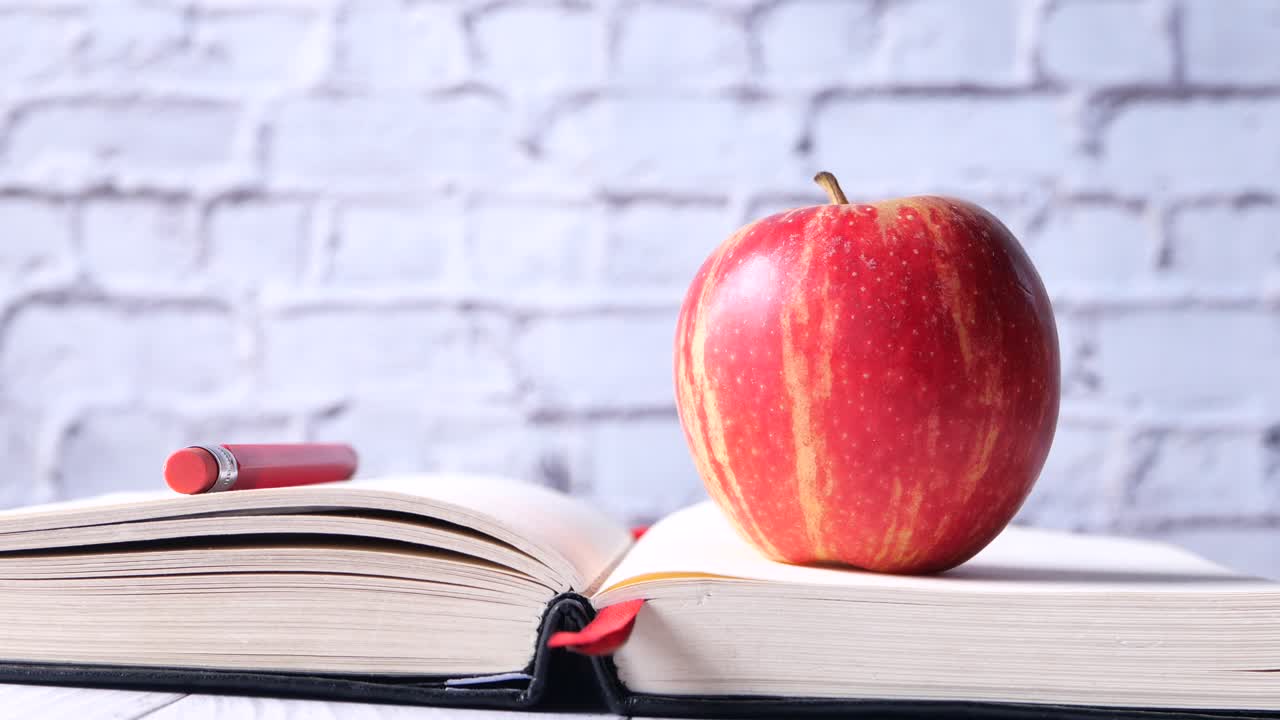 manzana en un libro