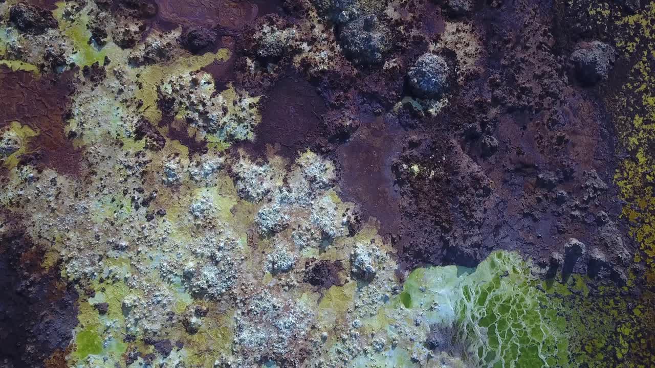 Spettacolare vista da drone di un'unica depressione idrotermale, colori astratti incredibili