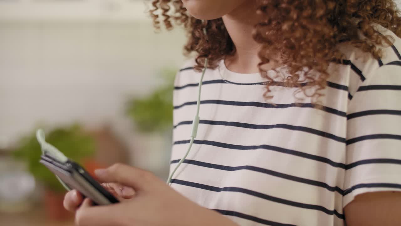 vista inclinada hacia abajo de una mujer poniendo su canción favorita/rzeszow/polonia