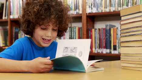 niño sonriente leyendo un libro