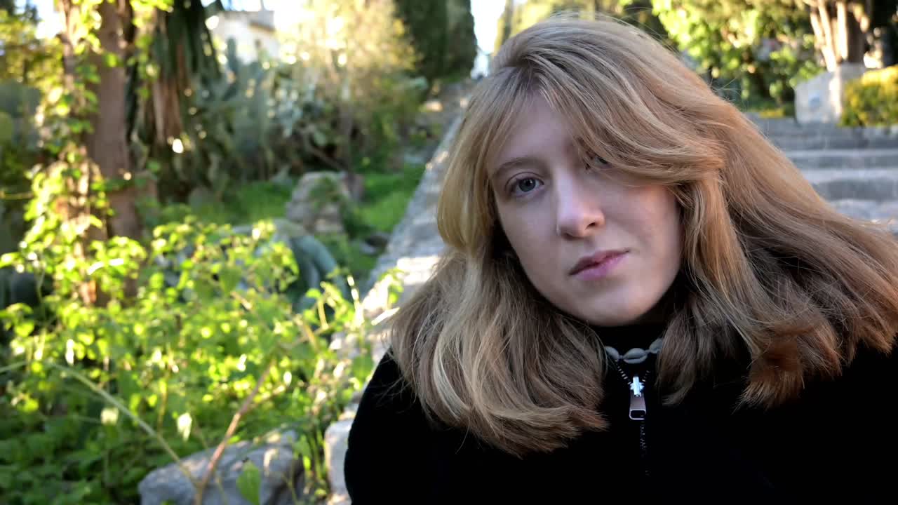 카마라에 금발 소녀 클로즈업 봐