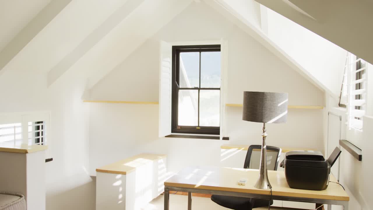 홈 오피스, 창문 및 테이블이 있는 빈 집 인테리어, 슬로우 모션