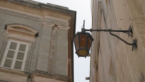 Lámpara-De-Calle-Antigua-En-La-Pared-Exterior-De-Un-Edificio-En-Mdina,-Malta