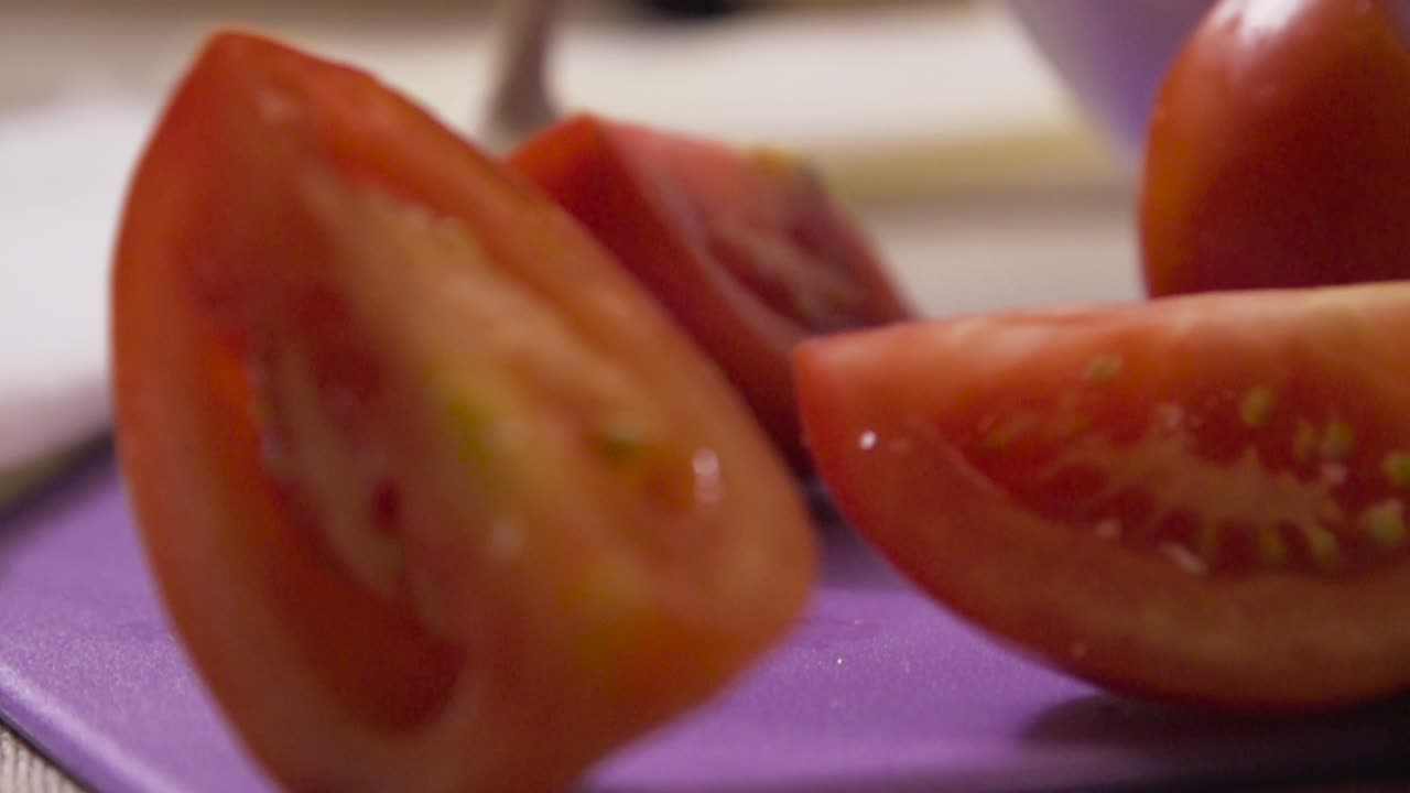 절단판에 개진 토마토와 마늘