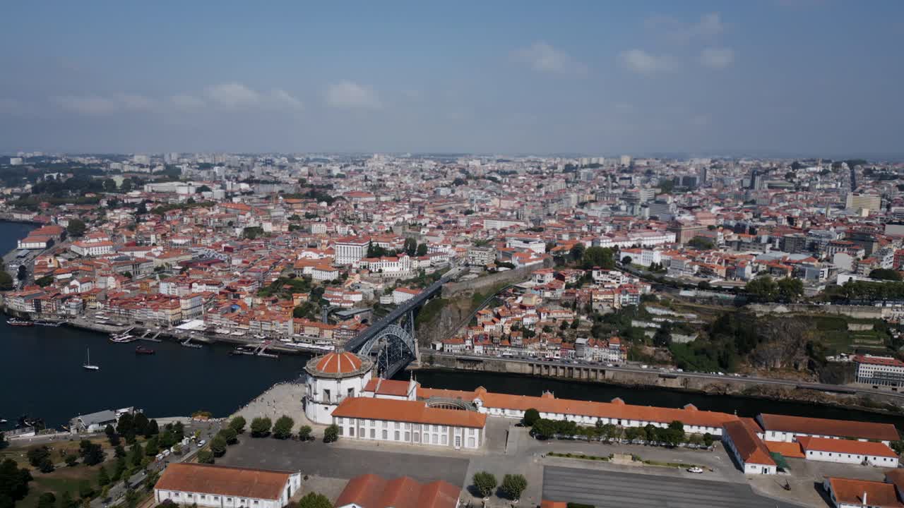 Vista aerea della città di Porto con il ponte Dom Luís che attraversa il fiume Douro in Portogallo