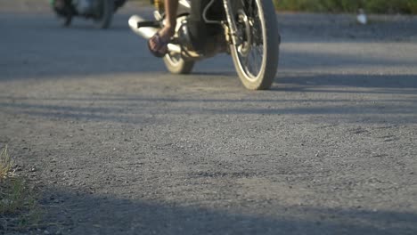 Motorräder,-Die-Auf-Vietnamesischer-Strecke-Vorbeifahren