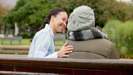 enfermera, feliz y de apoyo con una anciana en el parque