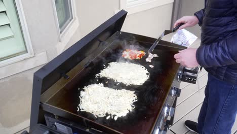 Freír-El-Tocino-Para-Hacer-Una-Tortilla-De-Patatas-Fritas-En-La-Plancha-Superior-Plana