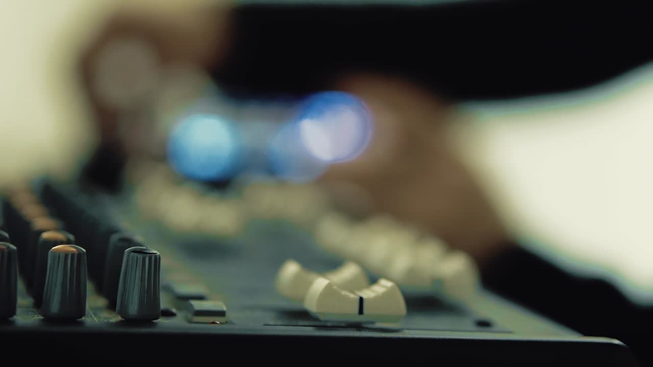 el dj trabaja detrás del teclado