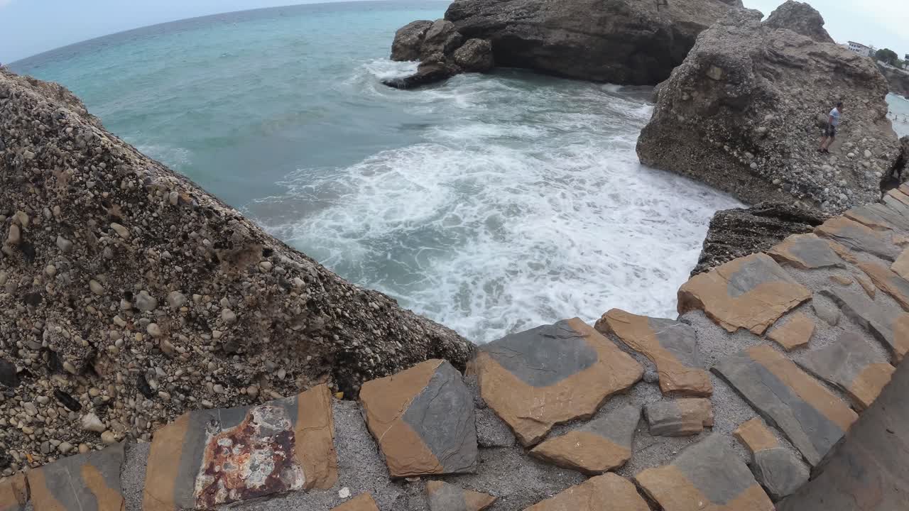 무인 항공기와 안정된 액션 캠을 사용하는 여름 흐린 날 스페인 말라가 네르하 해변
