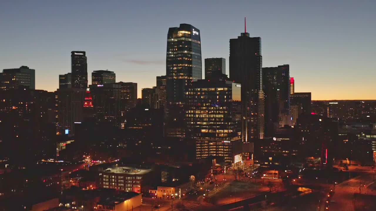horizonte de la ciudad en la noche