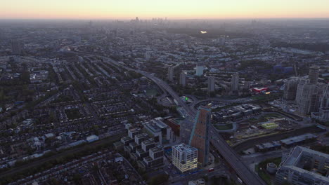 Amplia-Toma-Aérea-De-Shepherds-Bush-Y-El-Horizonte-De-Londres-Al-Amanecer