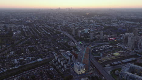 amplia toma aérea de los pastores bush y el horizonte de londres al amanecer