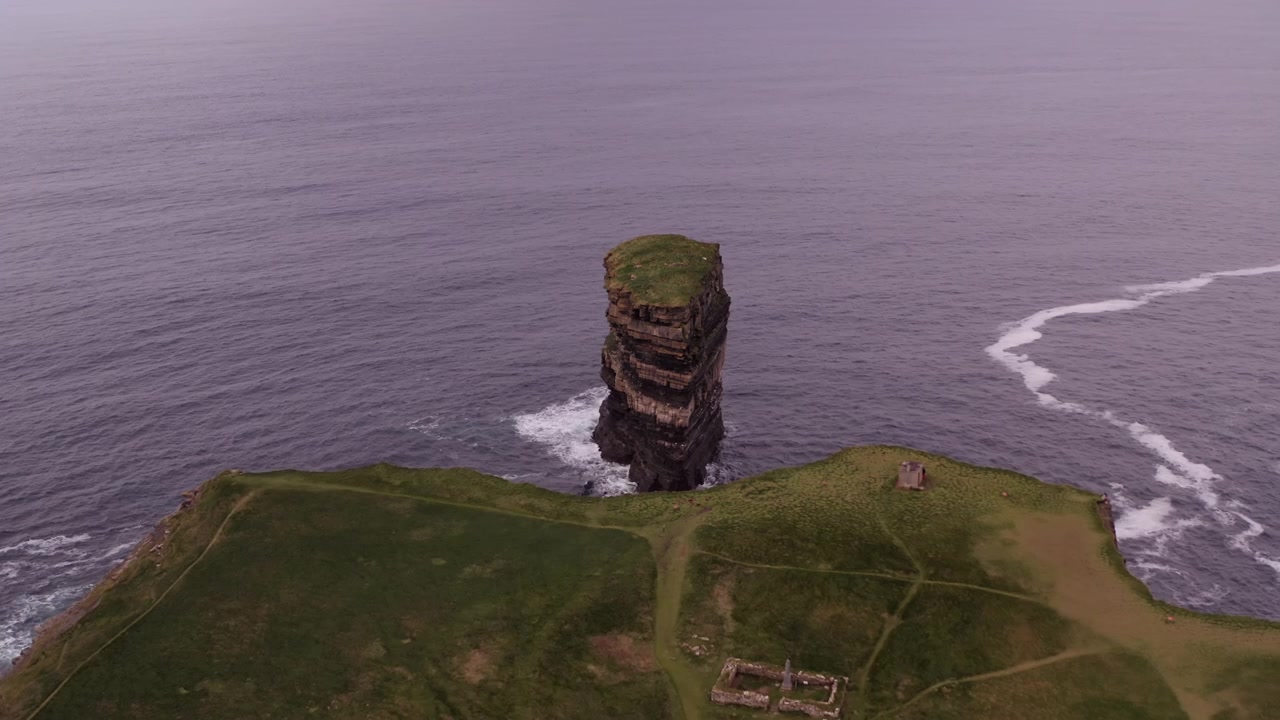 Discesa e inclinazione aerea lungo scogliere erbose, il faraglione di Dun Briste a Downpatrick Head