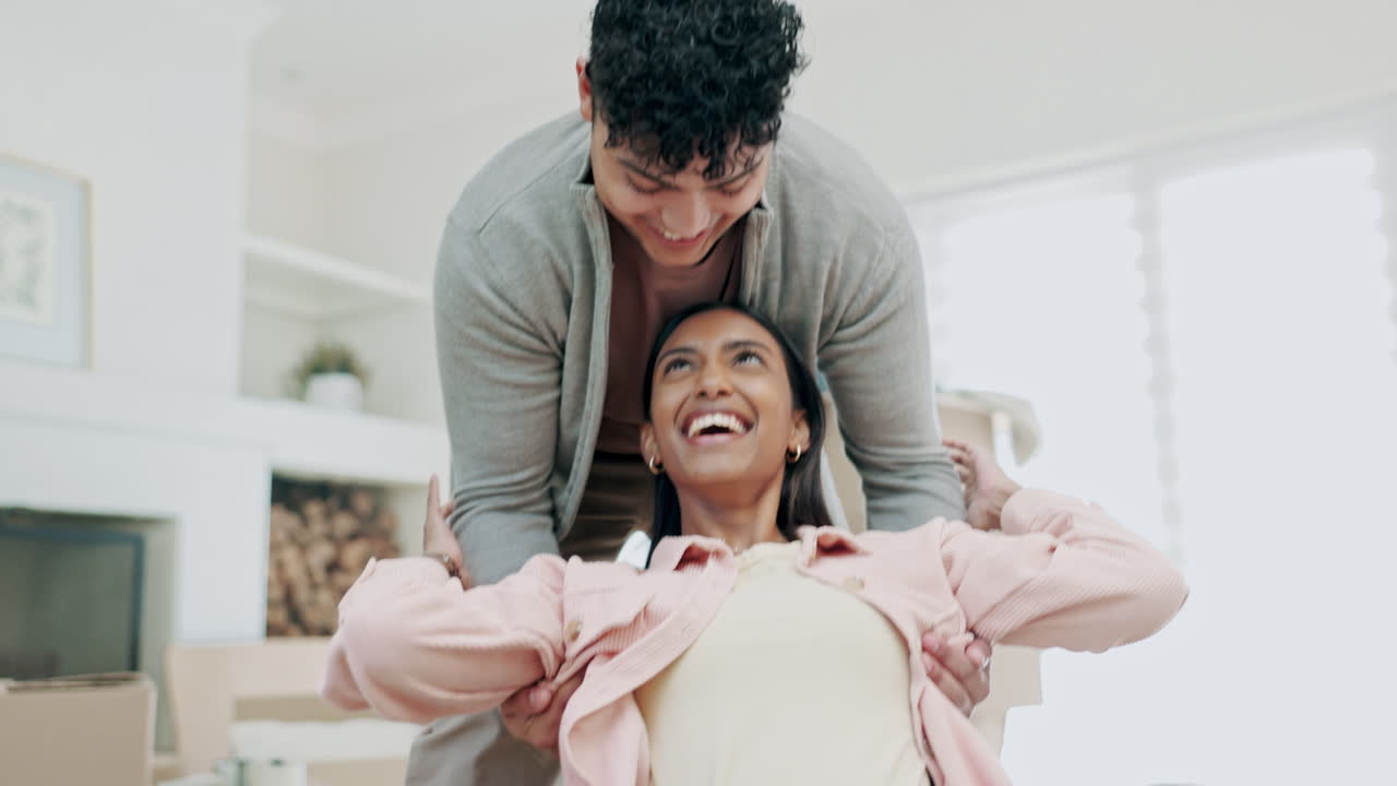 pareja feliz, caja y mudándose en divertido nuevo hogar