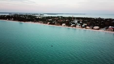 Drone-Se-Aleja-Lentamente-De-Boca-Grande-Florida