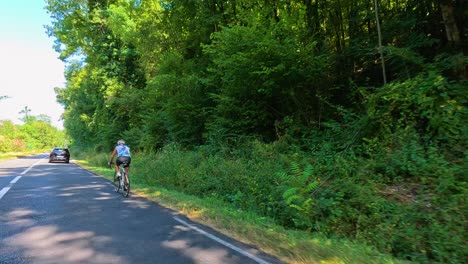 ein radfahrer genießt eine landschaftlich reizvolle waldfahrt