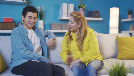 su hijo le cuenta a su madre un recuerdo feliz. madre hijo charla.