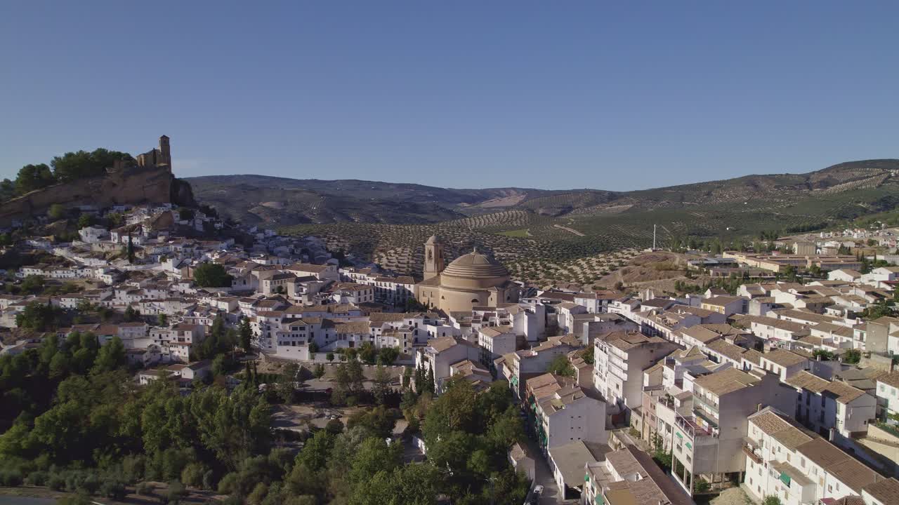 Spagna. Montefrio. Incantevole cittadina spagnola, resa famosa da National Geographic. Veduta aerea panoramica. Villaggi bianchi, case sui pendii delle montagne. Andalusia. Spagna.