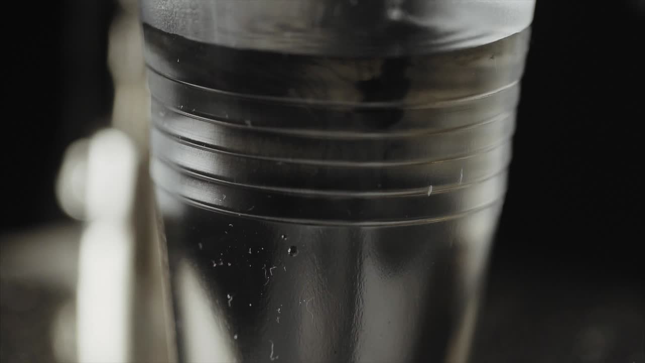 крупный план пластиковой чашки, наполненной водой