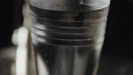 primer plano de un vaso de plástico lleno de agua