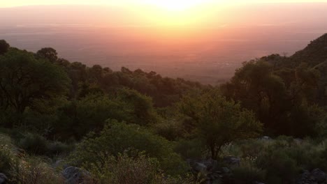 Schöner-Sonnenuntergang-Mit-Bergen-Und-Wald