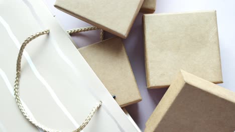 vista superior de la caja de regalos y una bolsa de compras en la mesa