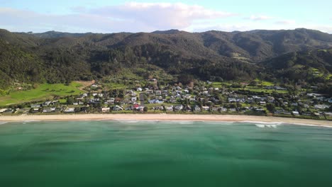 Surf-check-from-above-in-Taupo-Bay,-New-Zealand