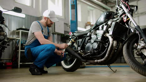 Mann-Arbeitet-In-Der-Garage