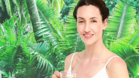 una bonita morena sosteniendo una taza de té de hierbas