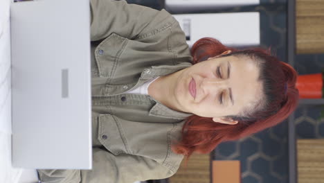 Vertical-video-of-The-business-woman-who-finds-an-idea-becomes-happy.