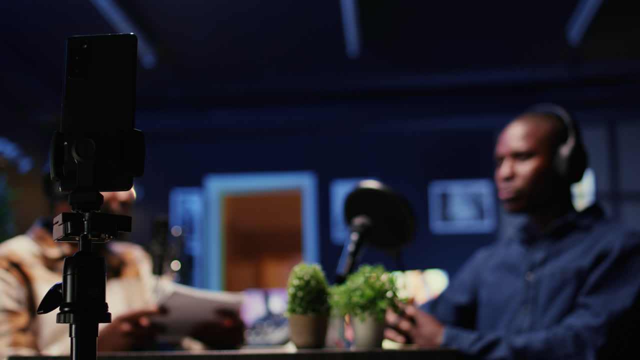 스마트폰에서 삼각대 녹음 vlogger 쇼 호스트 흐릿한 배경 인터뷰 게스트