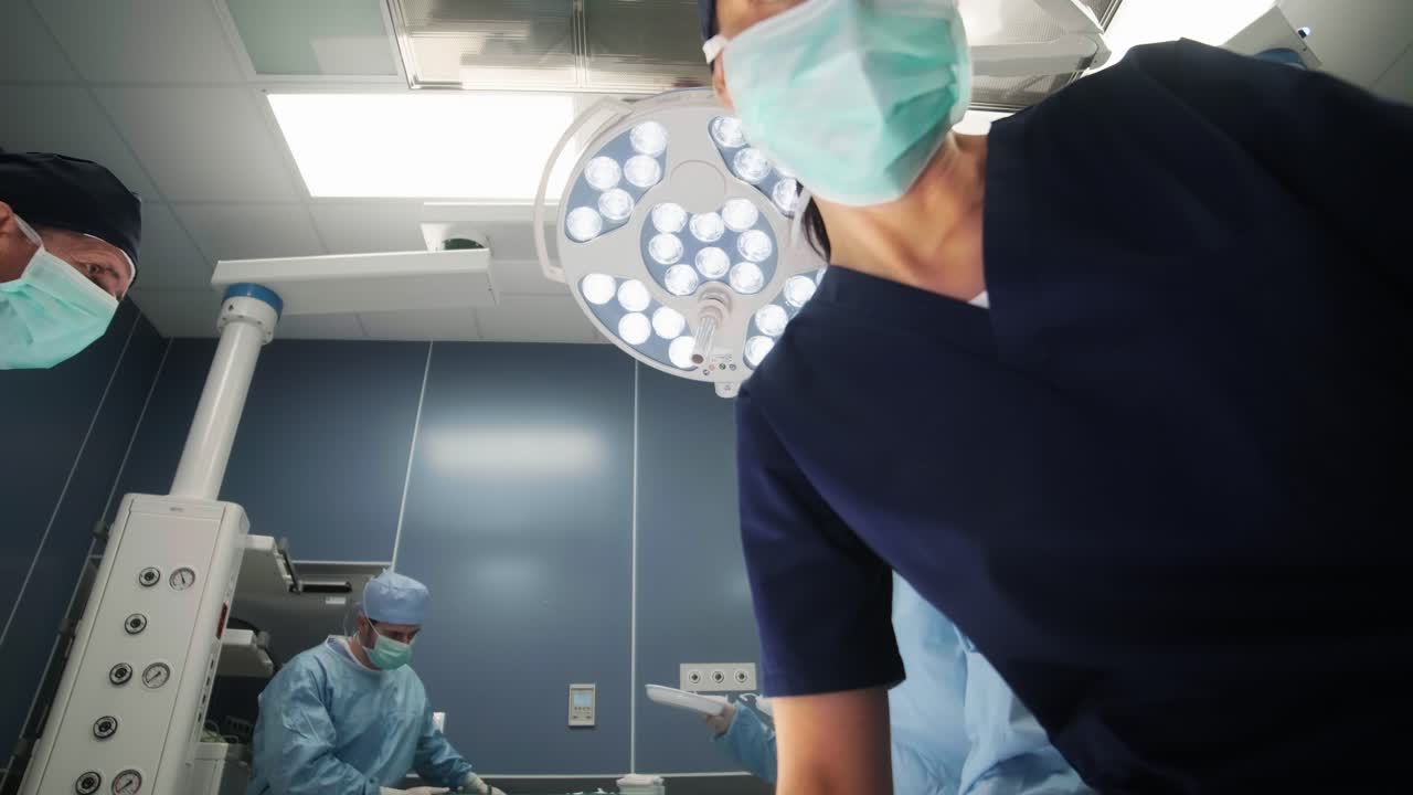 equipo de cirujanos en el quirófano