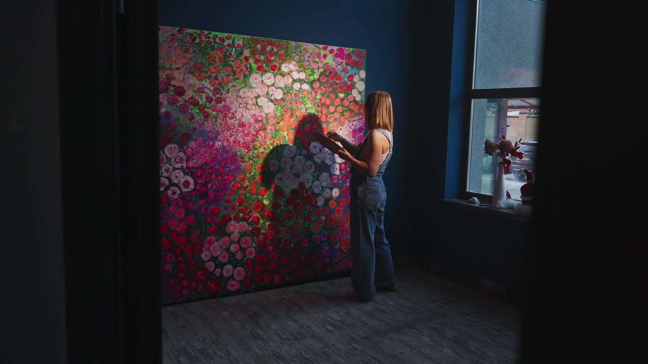Artista Pintando uma Grande Tela Floral Colorida em um Estúdio