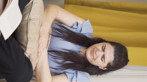 video vertical de una mujer con dolor de estómago.