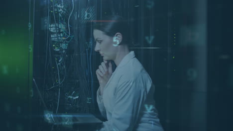 animación del procesamiento de datos sobre una mujer de negocios caucásica usando una computadora portátil en la sala de servidores