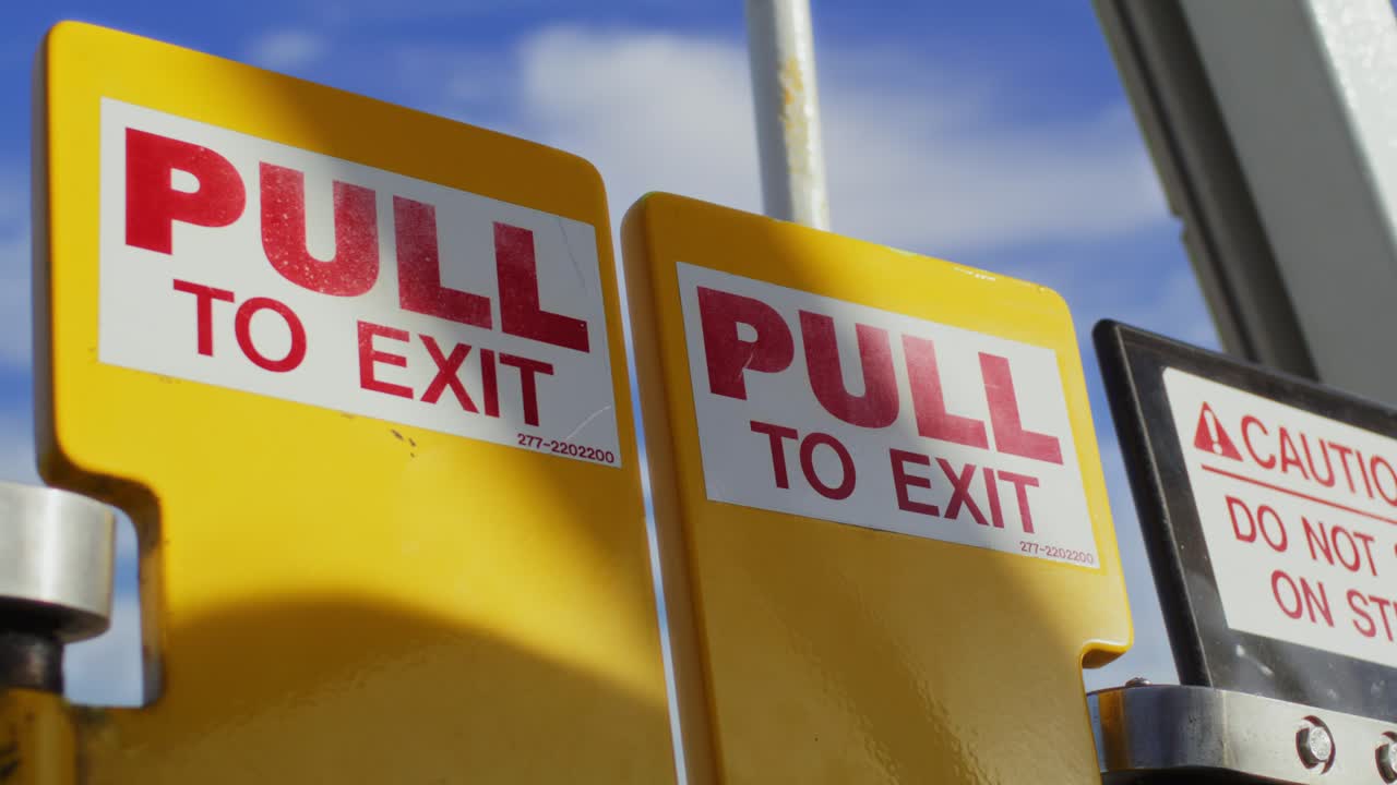 кинематографический кадр внутренней части дверей выхода колеса обозрения на пирсе санта-моники