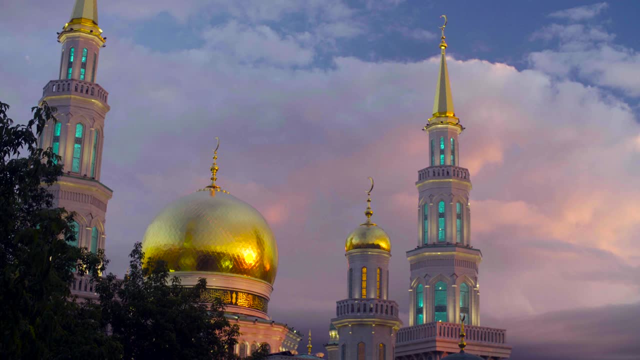 el reflejo de la puesta de sol en las ventanas