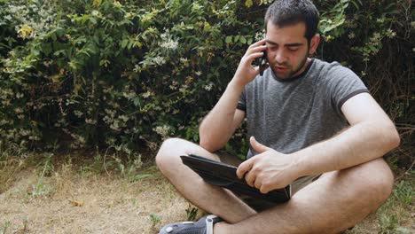 joven hablando con el teléfono móvil en la naturaleza concepto al aire libre