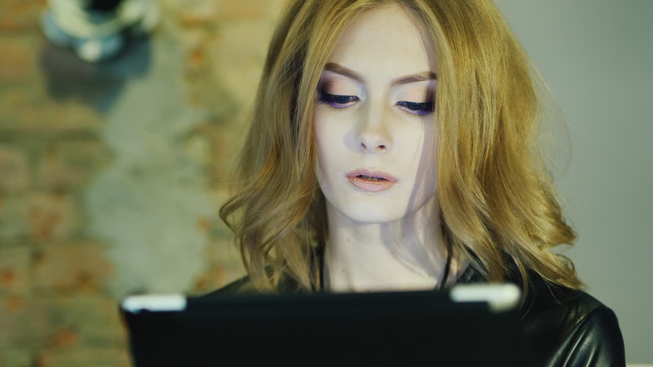 модель смотрит на женщину, наслаждающуюся тарелкой в кафе, она задумчиво о чем-то размышляет