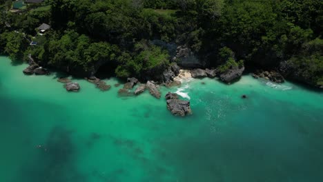 Agua-De-Color-Turquesa-Con-Rocas-Y-Paisajes-Forestales-En-Bali,-Indonesia.