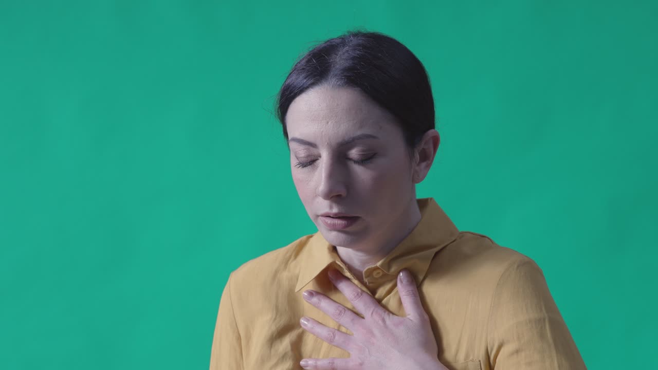 mujer joven con síntomas de infección viral