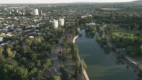 Ciudad-De-Mendoza,-Argentina,-Paisaje-Verde-Urbano-Y-Lago-De-La-Ciudad-Del-área-Metropolitana-Parte-De-Cuyo,-Famosa-Ruta-Argentina-Del-Vino,-Parque-General-San-Martin