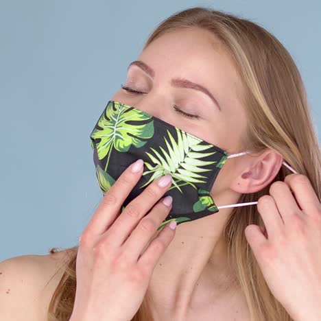 hermosa joven quitándose la máscara facial contra los virus con gran alivio