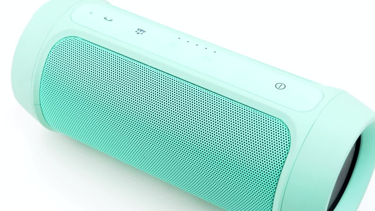 Movimento panoramico lento su altoparlante wireless portatile dal basso verso l'alto su sfondo bianco