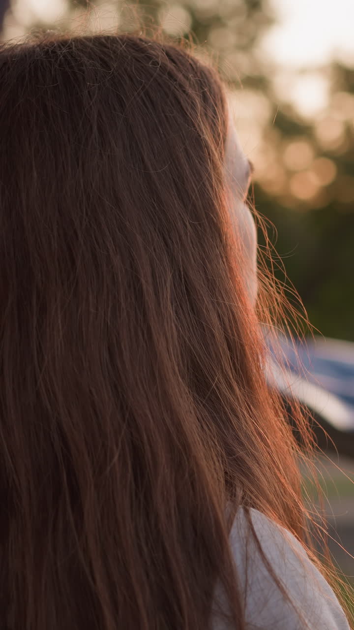 joven triste mira la puesta de sol cerca del edificio. paseo nocturno y depresión personal debido a la soledad. estado depresivo en la atmósfera tranquila del día de verano
