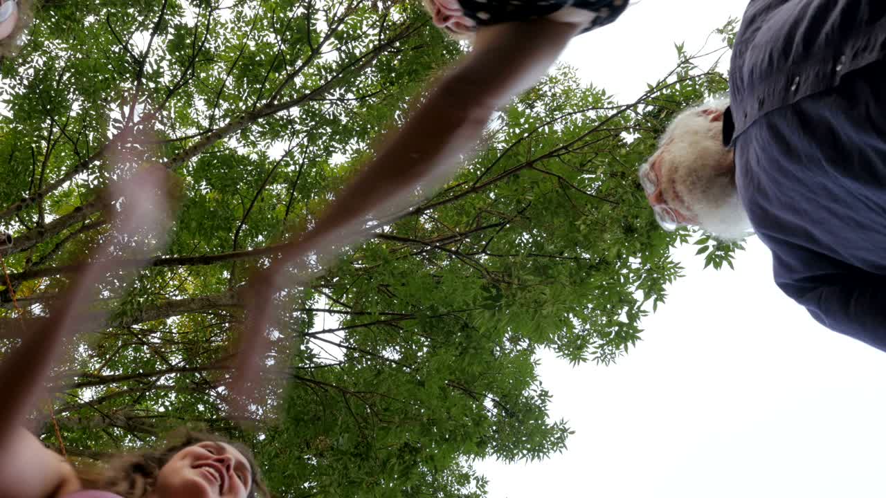 서로 다른 세대의 두 여성이 손을 치고 주먹을 맞대고